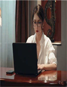 戴流苏耳环的少女