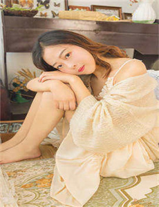 俄女网红办半裸派对引普京不满-云缨用枪躁自己